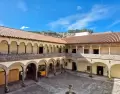 Sala del Museo de Sitio de Machu Picchu con piezas originales halladas en la ciudadela
