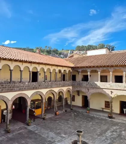 Sala del Museo de Sitio de Machu Picchu con piezas originales halladas en la ciudadela
