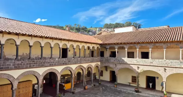 Sala del Museo de Sitio de Machu Picchu con piezas originales halladas en la ciudadela