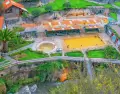 Piscinas termo medicinales al aire libre, acompa�adas de una peque�a construcci�n de madera, evocando autenticidad local.