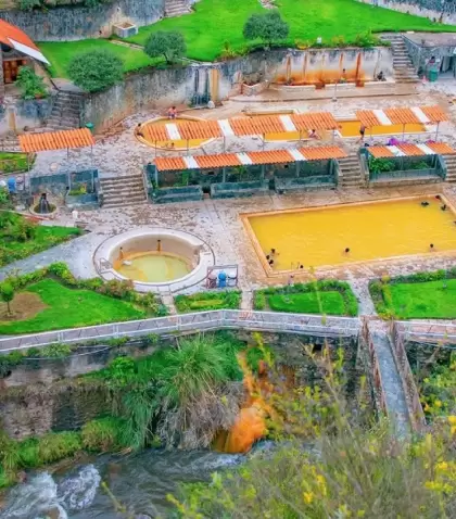 Piscinas termo medicinales al aire libre, acompa�adas de una peque�a construcci�n de madera, evocando autenticidad local.