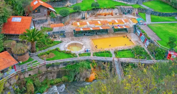 Piscinas termo medicinales al aire libre, acompa�adas de una peque�a construcci�n de madera, evocando autenticidad local.