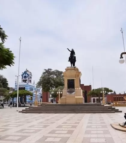 Vista de la Plaza de Armas rodeada de arquitectura colonial y moderna, reflejo de su historia y reconstrucci�n urbana