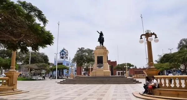 Vista de la Plaza de Armas rodeada de arquitectura colonial y moderna, reflejo de su historia y reconstrucci�n urbana