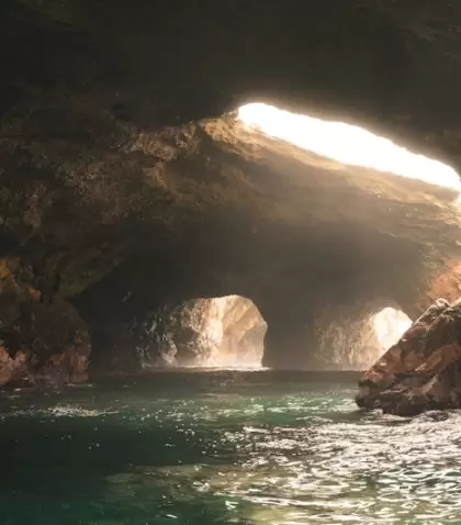 Formaci�n rocosa y caverna marina dentro de la Reserva Nacional de Paracas, moldeada por la erosi�n del mar