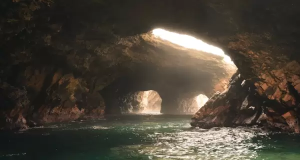 Formaci�n rocosa y caverna marina dentro de la Reserva Nacional de Paracas, moldeada por la erosi�n del mar