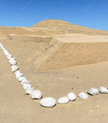 Camino ceremonial delimitado con piedras blancas hacia una de las plataformas del centro ceremonial de Cahuachi, en Nasca.