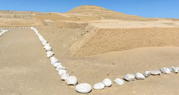 Camino ceremonial delimitado con piedras blancas hacia una de las plataformas del centro ceremonial de Cahuachi, en Nasca.
