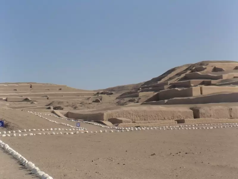 Vista lateral de las estructuras escalonadas de adobe que componen el complejo ceremonial de Cahuachi, en el desierto de Ica.
