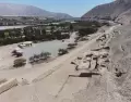 Camino interno entre estructuras de adobe, con el valle de Pisco como tel�n de fondo.