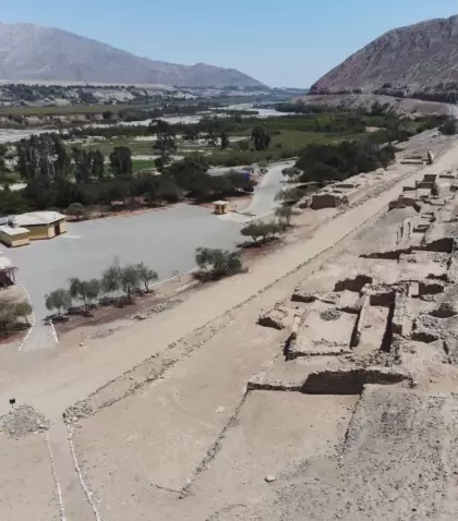 Camino interno entre estructuras de adobe, con el valle de Pisco como tel�n de fondo.