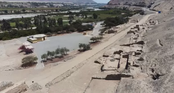 Camino interno entre estructuras de adobe, con el valle de Pisco como tel�n de fondo.