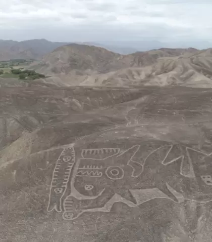 Geoglifos antropomorfos tallados en la ladera de Palpa, atribuidos a la cultura Paracas y visibles desde miradores terrestres.
