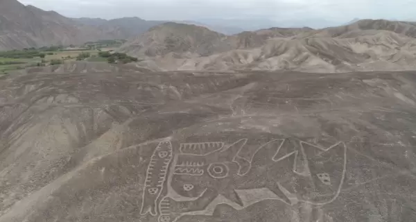 Geoglifos antropomorfos tallados en la ladera de Palpa, atribuidos a la cultura Paracas y visibles desde miradores terrestres.