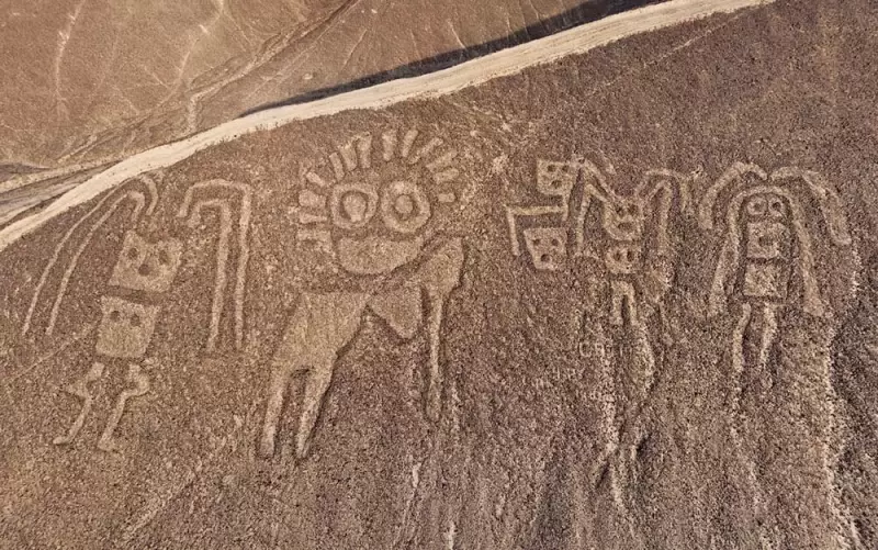 Geoglifos y líneas extendidas vigentes sobre un cerro de Palpa, pertenecientes al conjunto de más de 1 600 figuras registradas.