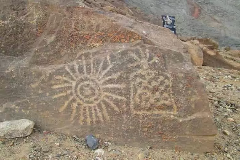 Grabado rupestre con figura de sol y líneas geométricas, muestra del simbolismo preincaico en Huancor.