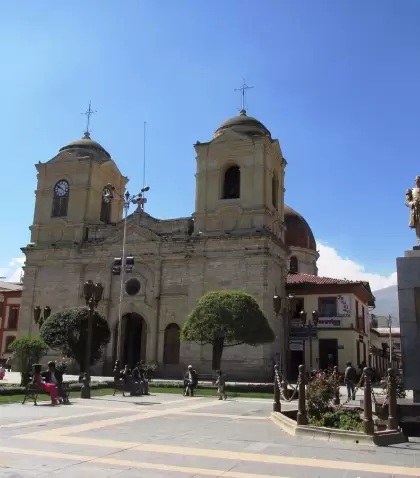 Vista de la Plaza de la Constituci�n con la Catedral de Huancayo al fondo, punto neur�lgico de la ciudad y testigo de su historia