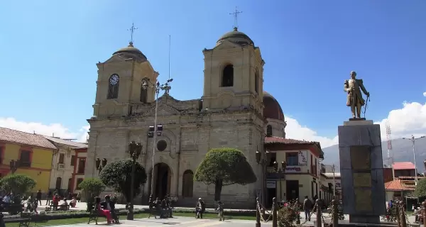 Vista de la Plaza de la Constituci�n con la Catedral de Huancayo al fondo, punto neur�lgico de la ciudad y testigo de su historia
