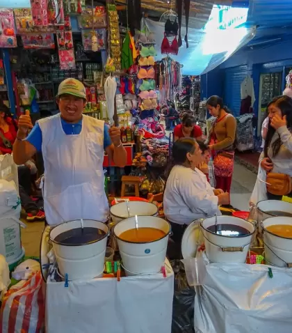Vendedores en sus puestos de sopas tradicionales y jugos frescos en el Mercado Central de Huancayo, reflejo de la vida y gastronom�a andina.