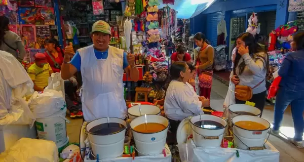Vendedores en sus puestos de sopas tradicionales y jugos frescos en el Mercado Central de Huancayo, reflejo de la vida y gastronom�a andina.