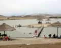 Espacios con sombrillas y pasarelas de acceso a islotes, perfectos para paseos en bote o picnic bajo la sombra.