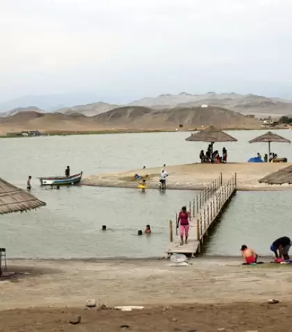 Espacios con sombrillas y pasarelas de acceso a islotes, perfectos para paseos en bote o picnic bajo la sombra.