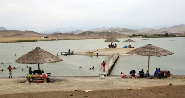Espacios con sombrillas y pasarelas de acceso a islotes, perfectos para paseos en bote o picnic bajo la sombra.