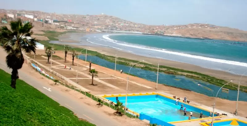 Paseo costero elevado que conecta Huacho con sus principales playas, mostrando el contraste entre ciudad y mar