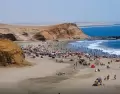 Vista panor�mica de Playa El Colorado en Huacho, con visitantes bajo sombrillas y oleaje suave sobre la arena dorada