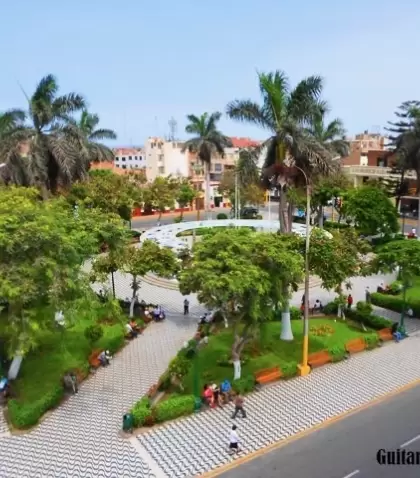 Vista cl�sica de la emblem�tica Plaza de Armas de Huacho, con bancas, �rboles y la estructura central, punto de encuentro de locales y visitantes.