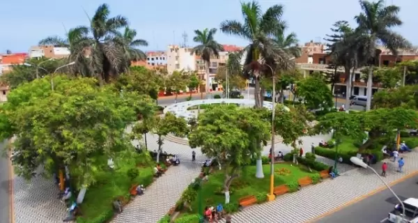 Vista cl�sica de la emblem�tica Plaza de Armas de Huacho, con bancas, �rboles y la estructura central, punto de encuentro de locales y visitantes.