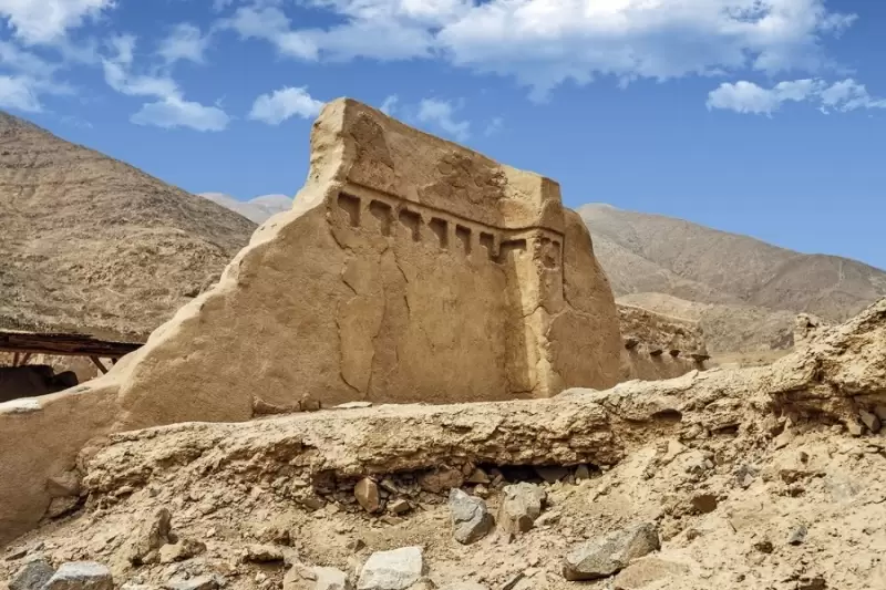 Primer plano de un muro con molduras y relieves geométricos, ejemplo del legado Ychsma e Inca