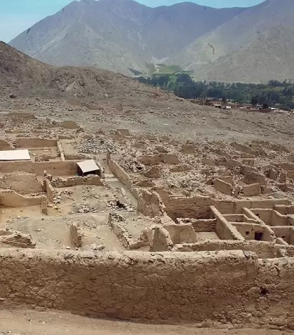 Una vista panor�mica del complejo arqueol�gico, mostrando terrazas, pasadizos y estructuras de adobe en la quebrada de Lur�n.