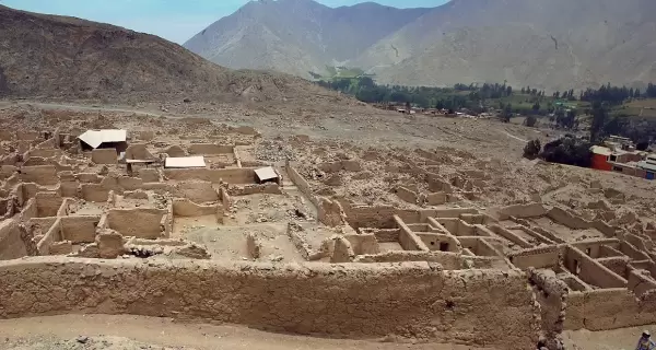 Una vista panor�mica del complejo arqueol�gico, mostrando terrazas, pasadizos y estructuras de adobe en la quebrada de Lur�n.