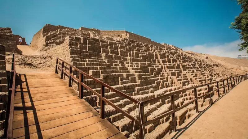 Acercamiento a los muros construidos en tapial, mostrando el estado actual de conservación del sitio.