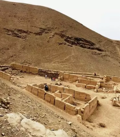 Personas recorriendo los recintos del antiguo Palacio Inca de Oquendo, destacando su arquitectura y relevancia comunitaria.