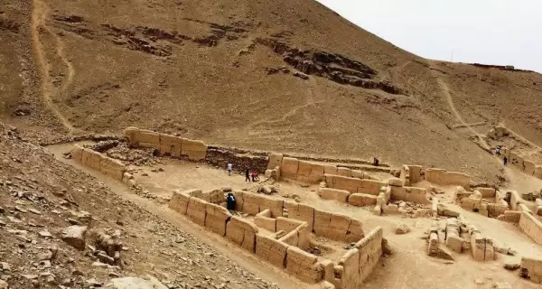 Personas recorriendo los recintos del antiguo Palacio Inca de Oquendo, destacando su arquitectura y relevancia comunitaria.