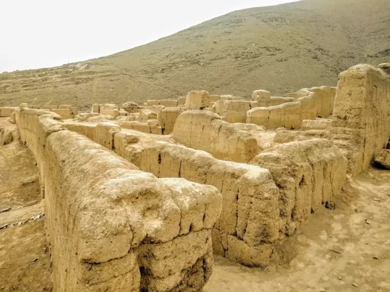 Vista general de la Huaca Oquendo, con estructuras de adobe y muros en plataformas trapezoidales, ubicadas en la base del cerro Oquendo