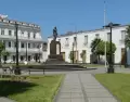 La emblem�tica Plaza Jos� G�lvez, con su monumento central y casonas coloniales al fondo.