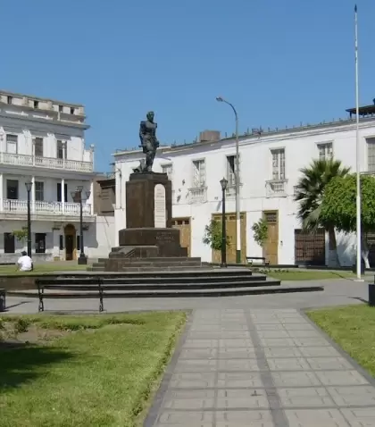La emblem�tica Plaza Jos� G�lvez, con su monumento central y casonas coloniales al fondo.