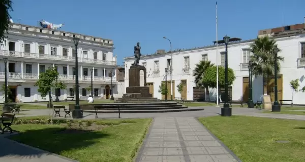 La emblem�tica Plaza Jos� G�lvez, con su monumento central y casonas coloniales al fondo.