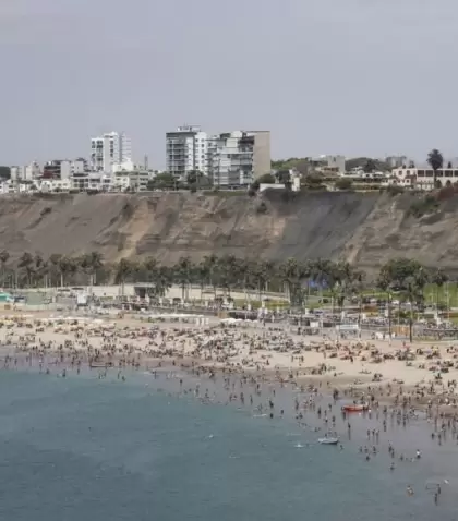 Imagen tomada desde el mirador superior, mostrando el malec�n urbano, �reas verdes y la playa llena de visitantes.