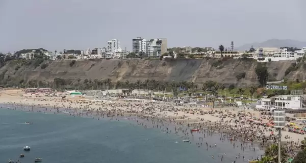 Imagen tomada desde el mirador superior, mostrando el malec�n urbano, �reas verdes y la playa llena de visitantes.