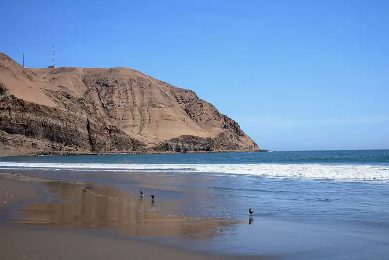 Vista del Morro Solar sobre la Playa Agua Dulce, destacando el entorno característico de este balneario icónico de Lima
