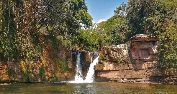 Piscina natural al pie de la cascada, ideal para un ba�o refrescante despu�s del trekking
