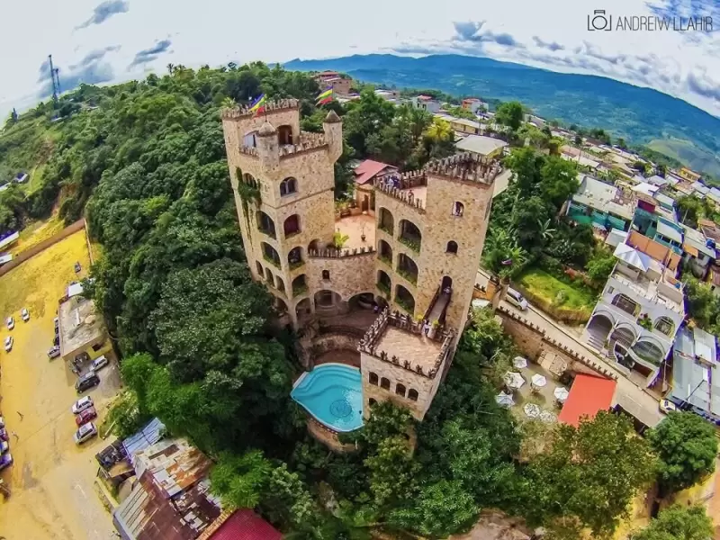 Primer plano del Castillo de Lamas y su entorno urbano, resaltando su arquitectura única y ubicación en la ciudad.