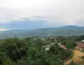 Vista a�rea de Lamas y sus tres mesetas naturales con vegetaci�n circundante, mostrando el entorno geogr�fico caracter�stico.