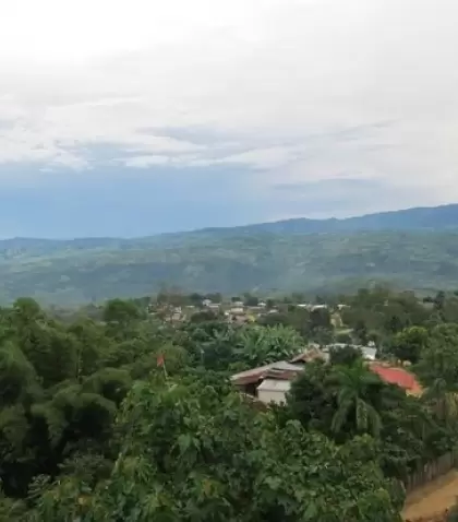 Vista a�rea de Lamas y sus tres mesetas naturales con vegetaci�n circundante, mostrando el entorno geogr�fico caracter�stico.