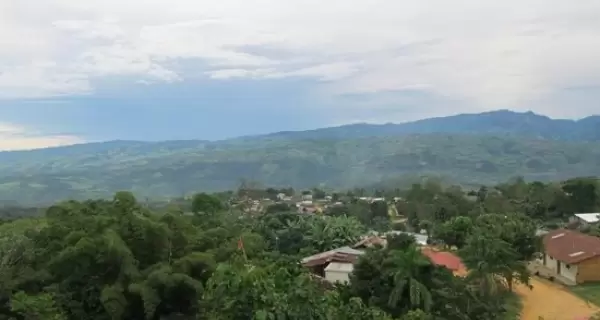 Vista a�rea de Lamas y sus tres mesetas naturales con vegetaci�n circundante, mostrando el entorno geogr�fico caracter�stico.