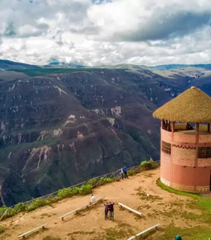Mirador sobre el Ca��n del Sonche, con torre de observaci�n y vista del profundo abismo natural. Ideal para apreciar la magnitud del paisaje.